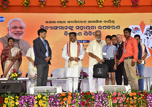 Prof. Ganeshi Lal, Hon'ble Governor of Odisha, hands over the assistive aids & appliances to beneficiaries in presence of Sh. Dharmendra Pradhan, Hon'ble Union Minister of Petroleum & Natural Gas and Skill Development & Entrepreneurship.